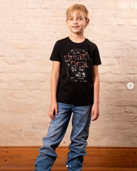 Modelos da agência Max Fama brilham no catalógo da Tassa Jeans